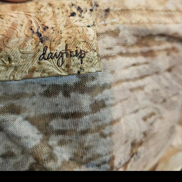 Day Trip Long Sleeve Graphic Top – Size Large – Abstract Nature Print - Picture 6 of 7